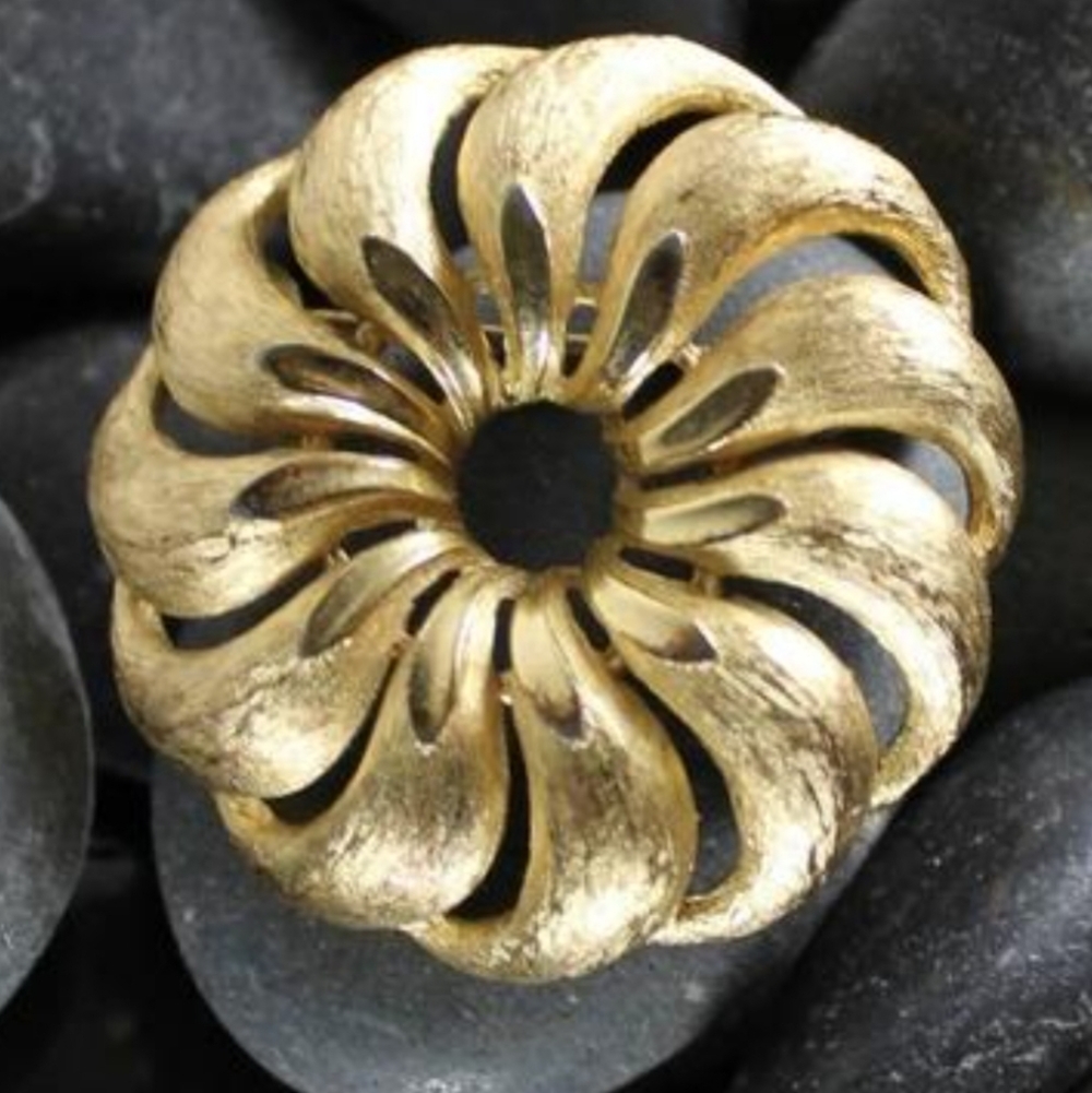 VTG 60s Crown Trifari 👑 pinwheel necklace in EUC